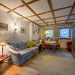 Apartment Holzschnitzers