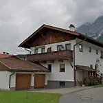 Holzschnitzers Apartman
